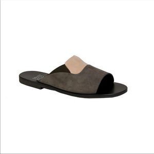Anthracite unbuckle leather sandals